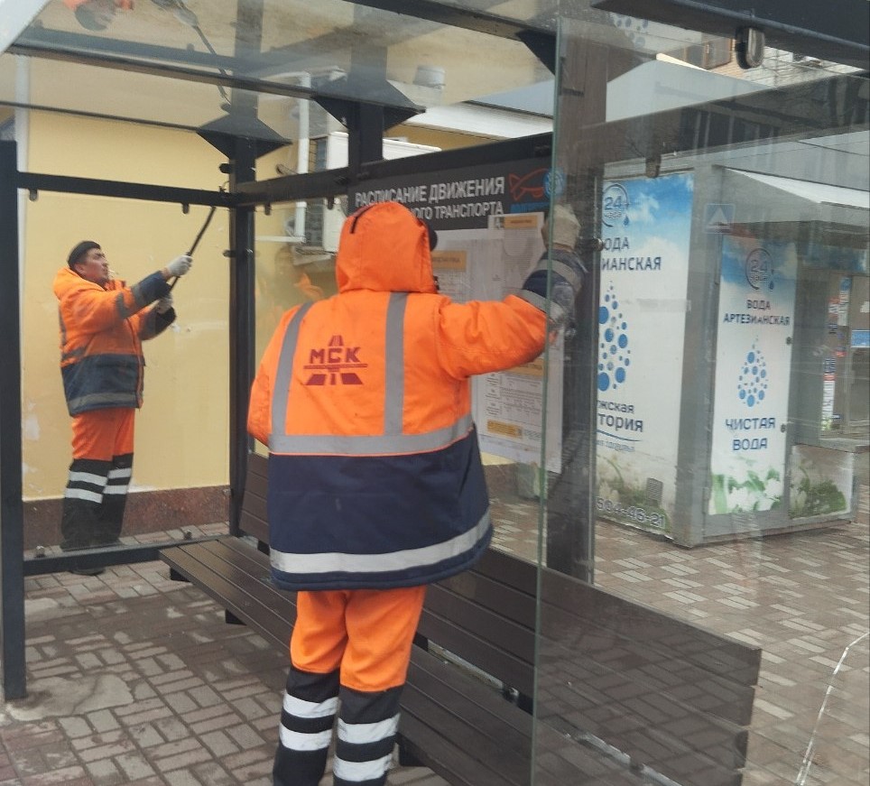 На Лихачевском шоссе в Долгопрудном красят остановки, а на Парковой идет  ямочный ремонт - Официальный сайт администрации города Долгопрудный